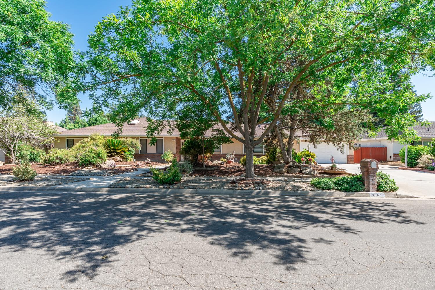 1547 E Fallbrook Ave