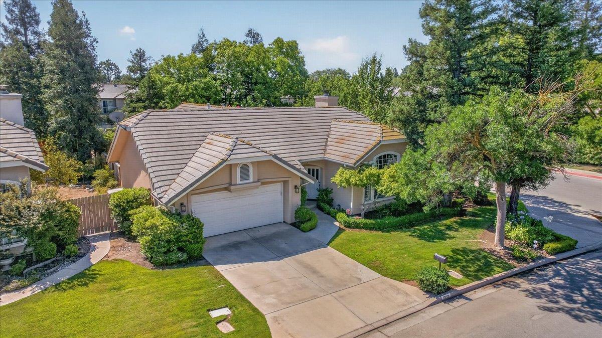 1327 E La France Dr